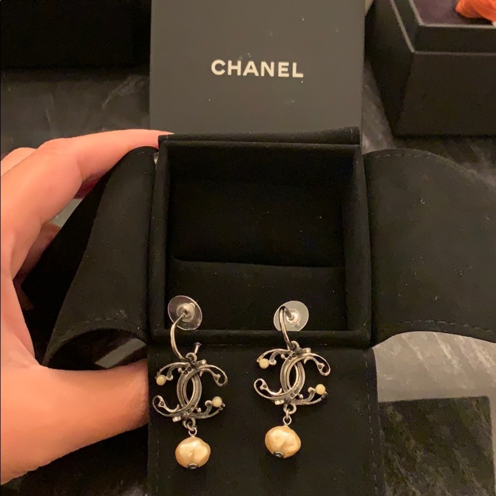 100% authentic Chanel earrings w/natural pearls